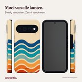 Drie aanzichten van het hoesje: zijkanten en achterkant, tonend de zwarte binnenkant en golvende print.