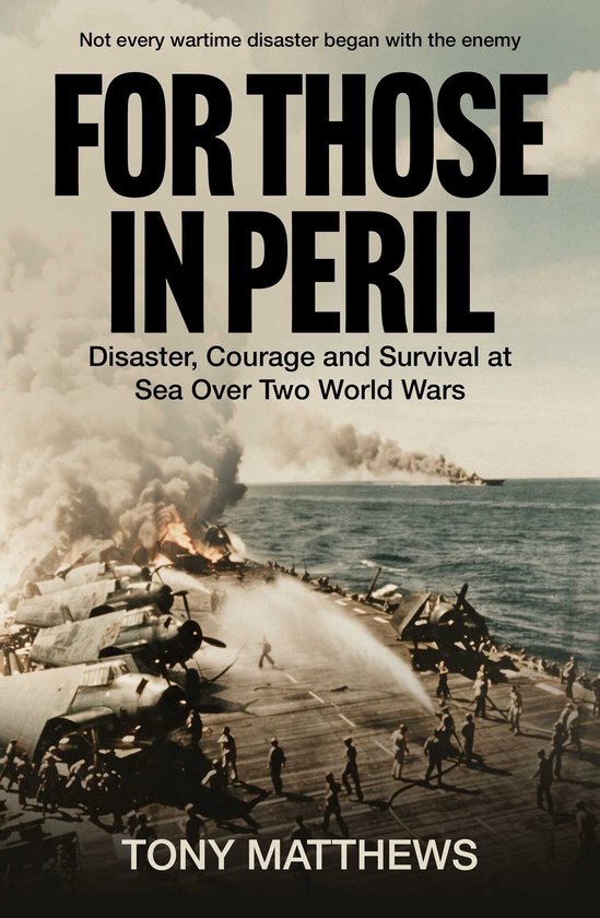 Boekomslag: For Those in Peril, met een historische foto van een brandend vliegdekschip op zee.