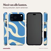 Voorkant, achterkant en zijkanten van een blauw-crème golvend hoesje. Tekst: Mooi van alle kanten.
