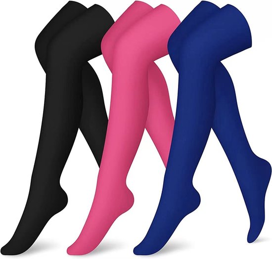 Drie paar dijhoge compressiekousen in zwart, roze en blauw, tegen een witte achtergrond.