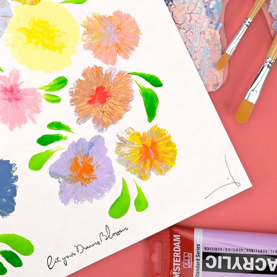Geschilderde bloemen met de tekst 'Let your Dreams Blossom', penselen en een tube Amsterdam acrylverf.