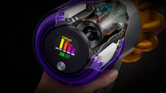 Gedetailleerd beeld van de Dyson V15s steelstofzuiger met paarse en gouden accenten. Het LCD-scherm toont reinigingsgegevens zoals '55:37'.