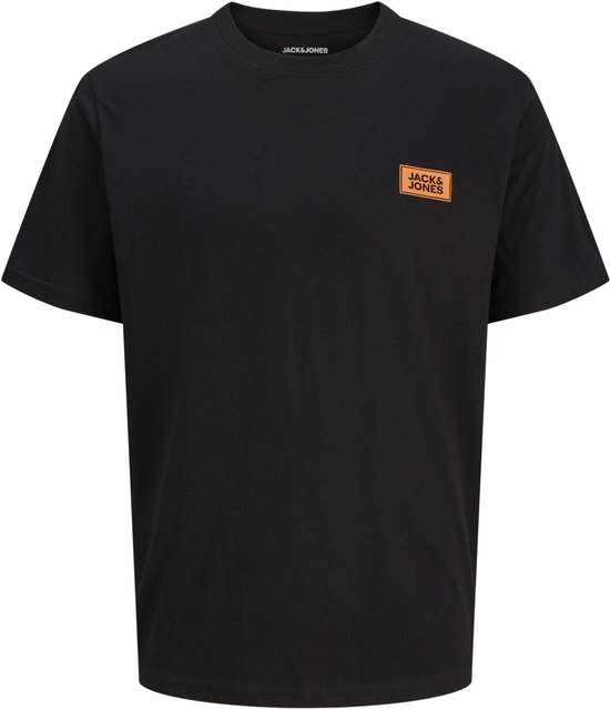 Zwart T-shirt met ronde hals en een oranje 'JACK & JONES' logo op de borst, geïsoleerd op een witte achtergrond.