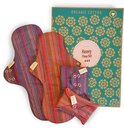 Eco Femme Heavy Flow Kit met 2 grote gestreepte pads en 2 kleinere gestreepte pads, en een doos met bloemenpatroon.