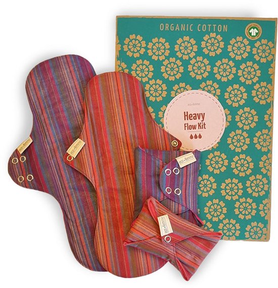 Eco Femme Heavy Flow Kit met 2 grote gestreepte pads en 2 kleinere gestreepte pads, en een doos met bloemenpatroon.