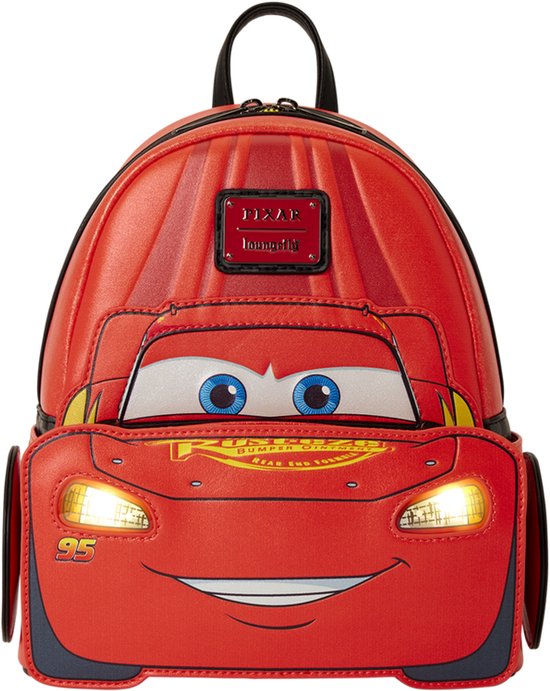 Rode rugzak als Lightning McQueen, met werkende koplampen en Pixar/Loungefly logo.
