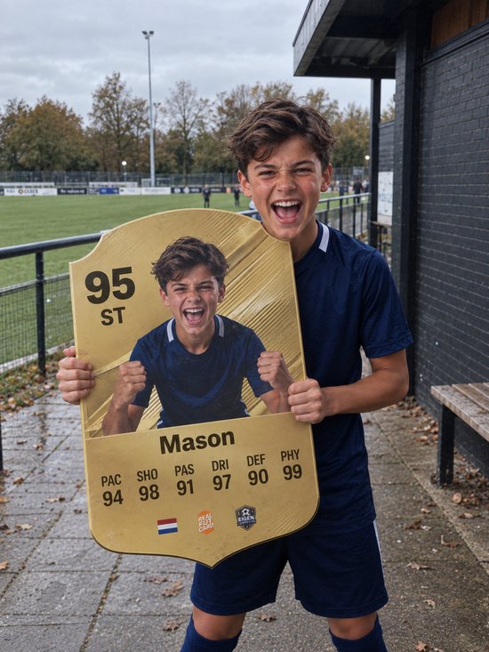 Jongen met voetbalshirt houdt gouden kaart met zijn foto vast. 95 ST.