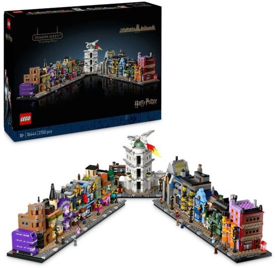 De LEGO Harry Potter set toont de Wegisweg met kleurrijke gebouwen, waaronder een paarse dubbeldekkerbus, een witte toren met een draak, en winkels met ramen en deuren.