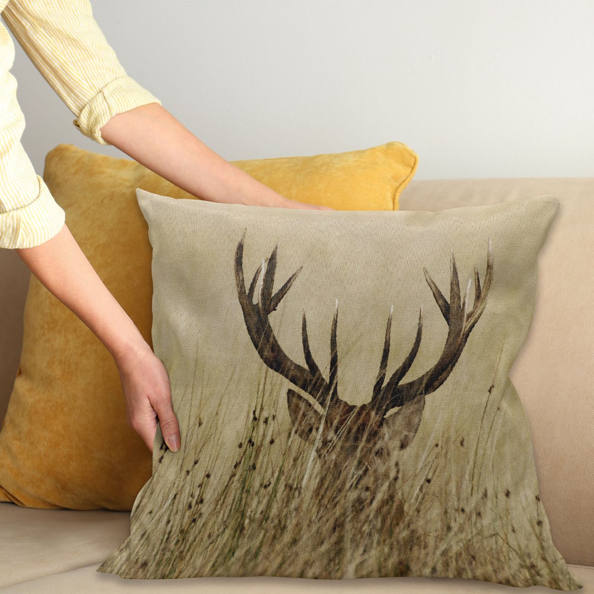 ABAKUHAUS Antler Sierkussenhoes, Whitetail Hert Fawn in Wilderness Stag in Countryside Rural Hunting Thema, Decoratieve Vierkante Sierkussenhoes, 60 x 60 cm, Zand Bruin