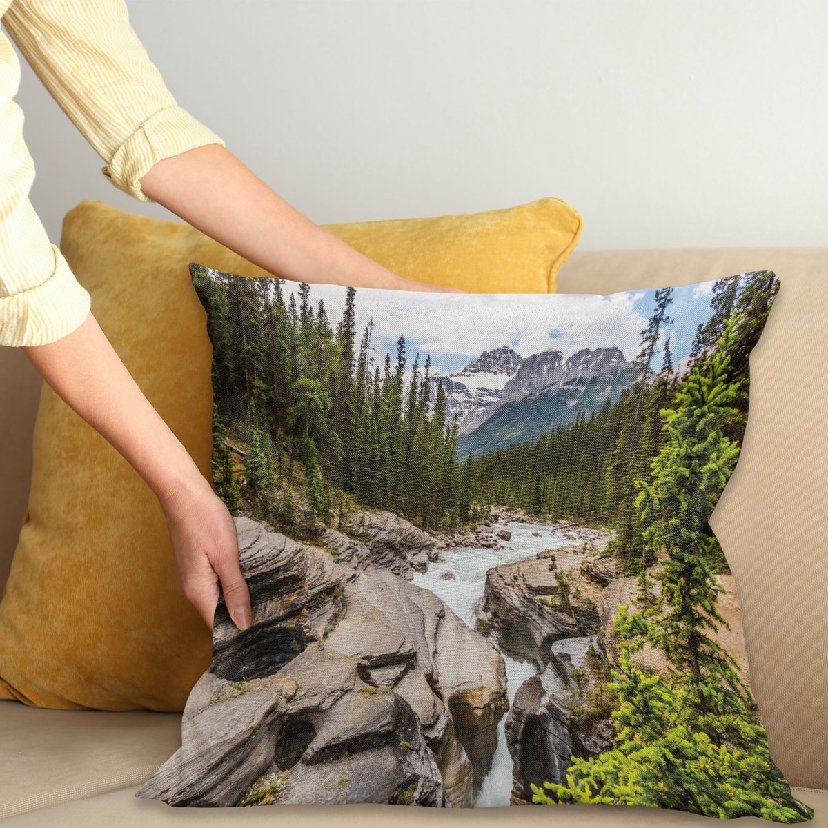 ABAKUHAUS Landschap Sierkussenhoes, River Float Between Rocks in Bos Northern Recreation Camping Rafting Woods, Decoratieve Vierkante Sierkussenhoes, 50 x 50 cm, Bruin Groen