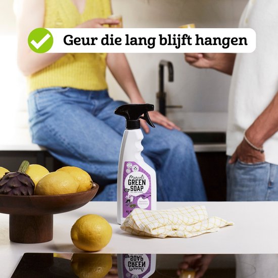 Marcel's Green Soap allesreiniger spray met lavendel en rozemarijn op een aanrecht met citroenen.