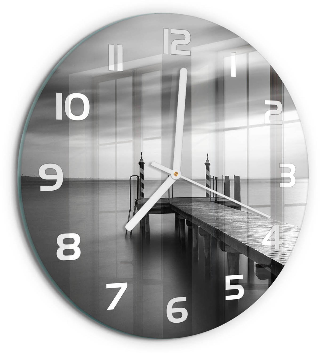 TULUP Wandklok - Steiger aan het meer Glazen Wandklok Design - fi30 cm - Zwart-wit Klok Glas Met Opdruk - Witte handen - Ronde Klok - Wandklok Glas Met Motief - Decoratieve Glazen Klok