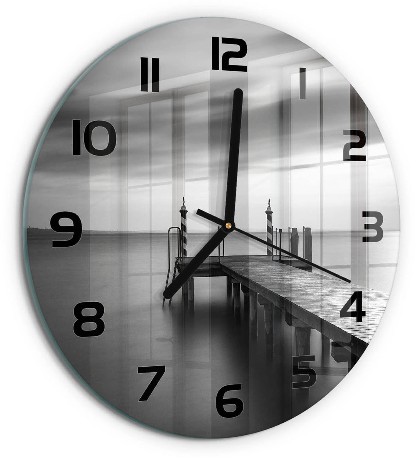 TULUP Wandklok - Steiger aan het meer Wandklok Glas Decoratie - fi30 cm - Zwart-wit Gekleurde Glazen Klok - Zwarte handen - Ronde Klok - Klok Glas Met Opdruk - Moderne Wandklok Glas