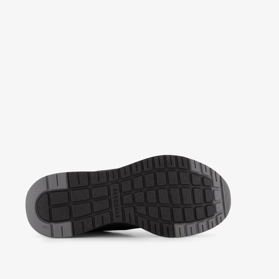 Onderkant van een zwarte Skechers instapper met Skechers-logo.