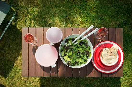 Buiten picknick met salade, brood en drankjes.