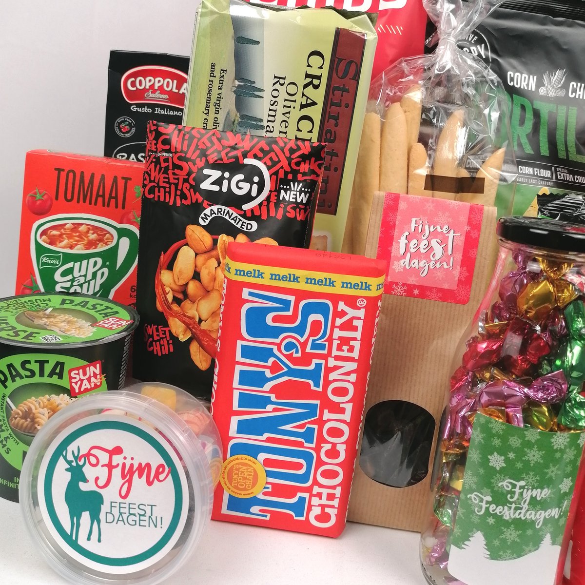 Feestelijk Kerstpakket "Classic Christmas Colors" - Kerstcadeau Rood & Groen - Grote Kerst Cadeaubox - Borrel & Diner Pakket met Toast, Pasta, Chips & Chocolade - Eindejaarsgeschenk Medewerkers & Relaties - 20-delig – foto 4