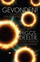 Boekcover met de titel 'Gevonden!' en 'Hoe het Higgs-deeltje onze wereld veranderde' door Steven Stroeykens. Achtergrond met gloeiende deeltjes.