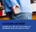 Grijze powerbank met ingebouwd logo wordt in een jeanszak gestopt.