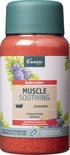 Kneipp Badkristallen Muscle Soothing met jeneverbes. Rode badkristallen in een doorzichtige fles met groen deksel en bessenillustratie.