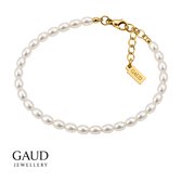 Wit parelarmbandje met gouden sluiting en een plaatje met 'GAUD'.
