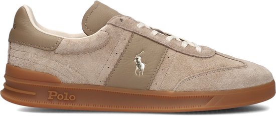 Lichtbruine suède Polo Ralph Lauren sneaker met beige leren zijpaneel, gouden paardlogo, witte veters en bruine zool.