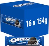 Blauwe doos van 16 x 154g Oreo Original koekjes met een losse rol op de voorgrond.