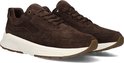 Schuin vooraanzicht van een paar donkerbruine suède sneakers met witte zool en bruine accenten.
