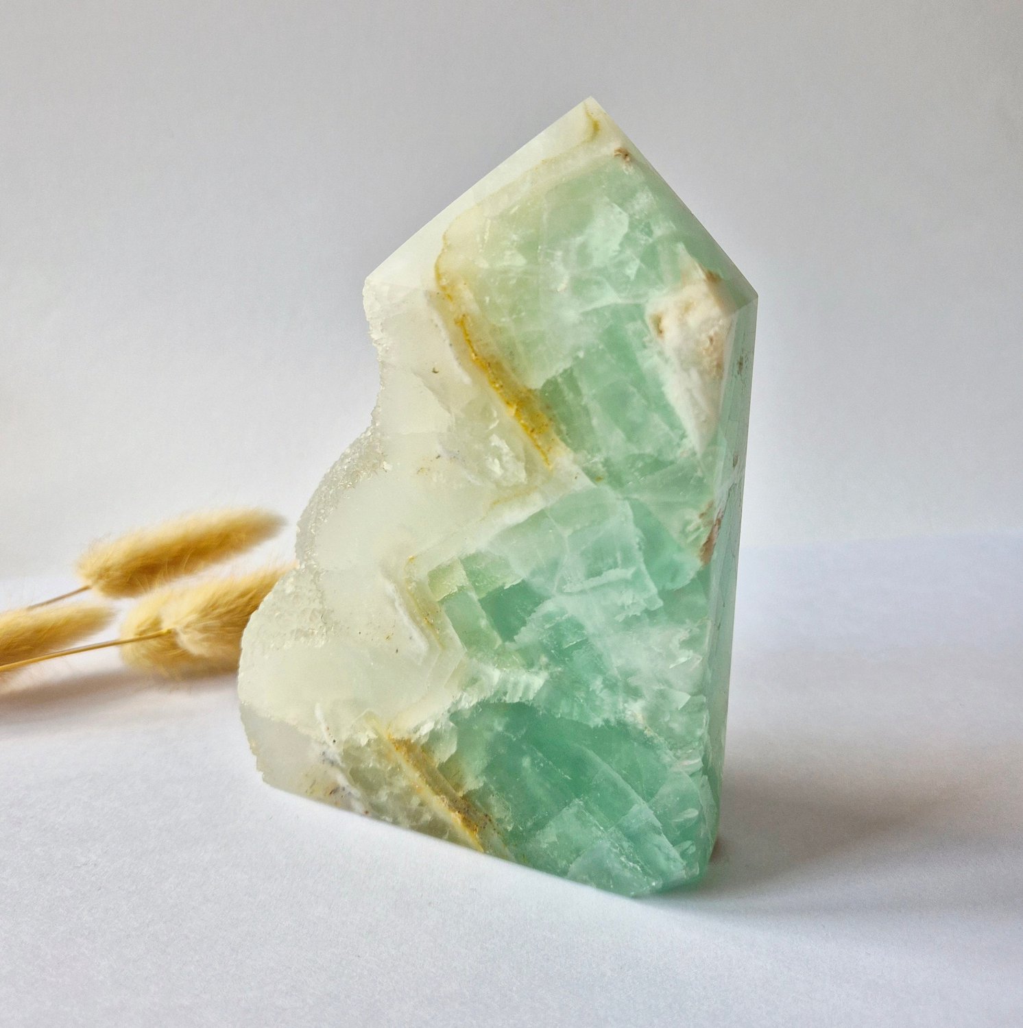 Moonlight Gemstones Groene Fluoriet Punt – Ruw & Gepolijst | Uniek Druzy Stuk 620gram Meerkleurig