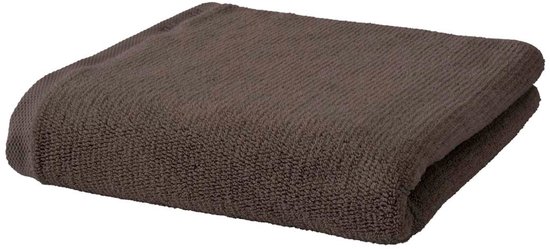 Opgevouwen bruine katoenen handdoek met een zachte textuur.
