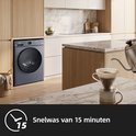 Lave-linge CHiQ gris dans une cuisine, avec une tasse de café au premier plan. "Lavage rapide de 15 minutes"