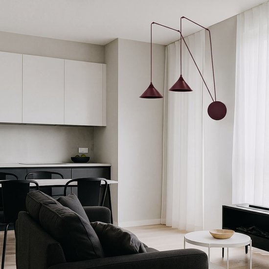 Bourgondische wandlamp met twee kappen, geplaatst in een modern interieur boven een bank en salontafel.