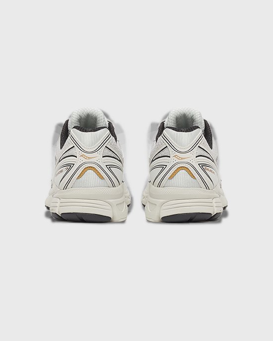 Achteraanzicht van twee Saucony Guide 7 sneakers in wit, zwart en beige.