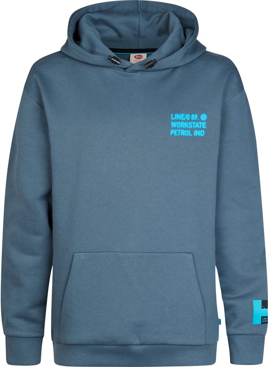 Blauwe Petrol Industries hoodie met capuchon, kangoeroezak en lichtblauwe 'LINE/0 89. WORKSTATE PETROL IND' print.