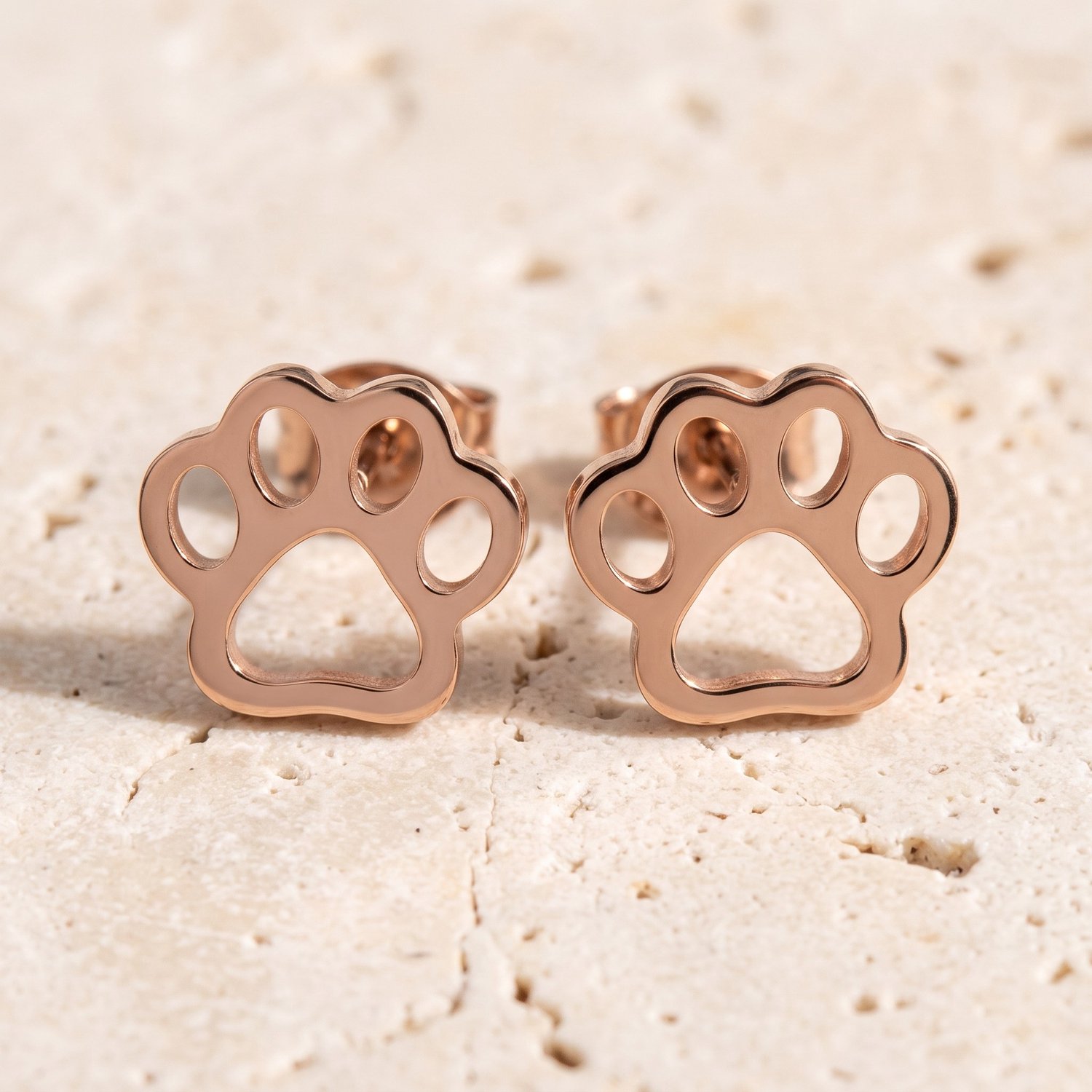 Lundholm Molly Oorbellen Hond Dames Roségoudkleurig - Hondenpootjes Oorknopjes - Honden Oorbellen met Open Pootafdruk - Premium Stainless Steel Rose Gold PVD Plated - 1,2 x 1 cm - Waterproof & Hypoallergeen - Cadeau Hondenliefhebber
