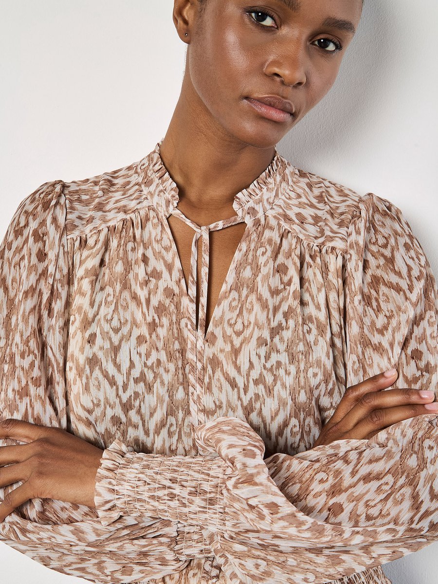 Ikat-top van glanzende chiffon met wervelend patroon