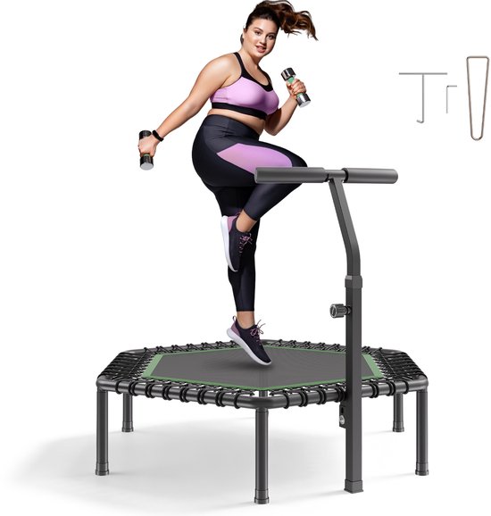 Vrouw traint op een zeshoekige fitnesstrampoline met handgreep, houdt halters vast en springt.