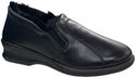 Zwarte pantoffel met een dikke, bontachtige voering en een lage hak. De schoen heeft een elastische inzet aan de zijkant.