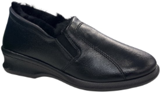 Zwarte pantoffel met een dikke, bontachtige voering en een lage hak. De schoen heeft een elastische inzet aan de zijkant.