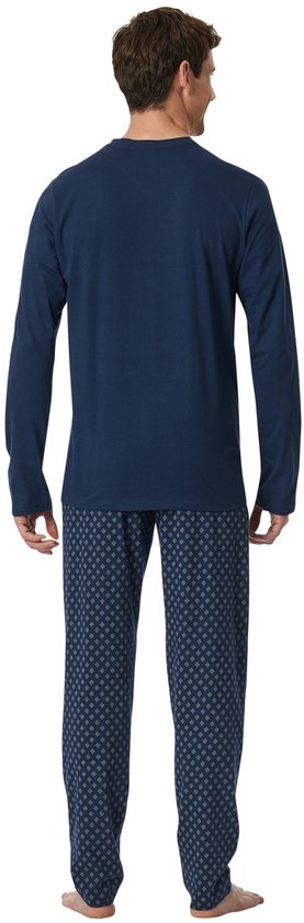 Man draagt de achterkant van een donkerblauw pyjamapack met v-hals en ruitjes met streepjes patroon.