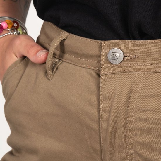 Zandkleurige dames motorbroek met opgestikte zakken, knoopsluiting en metalen merklogo.