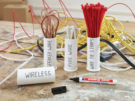 Rollen met speakerdraad, vuurdraad en kabelbinders, met een Edding 400 stift en "Wireless"-rol.