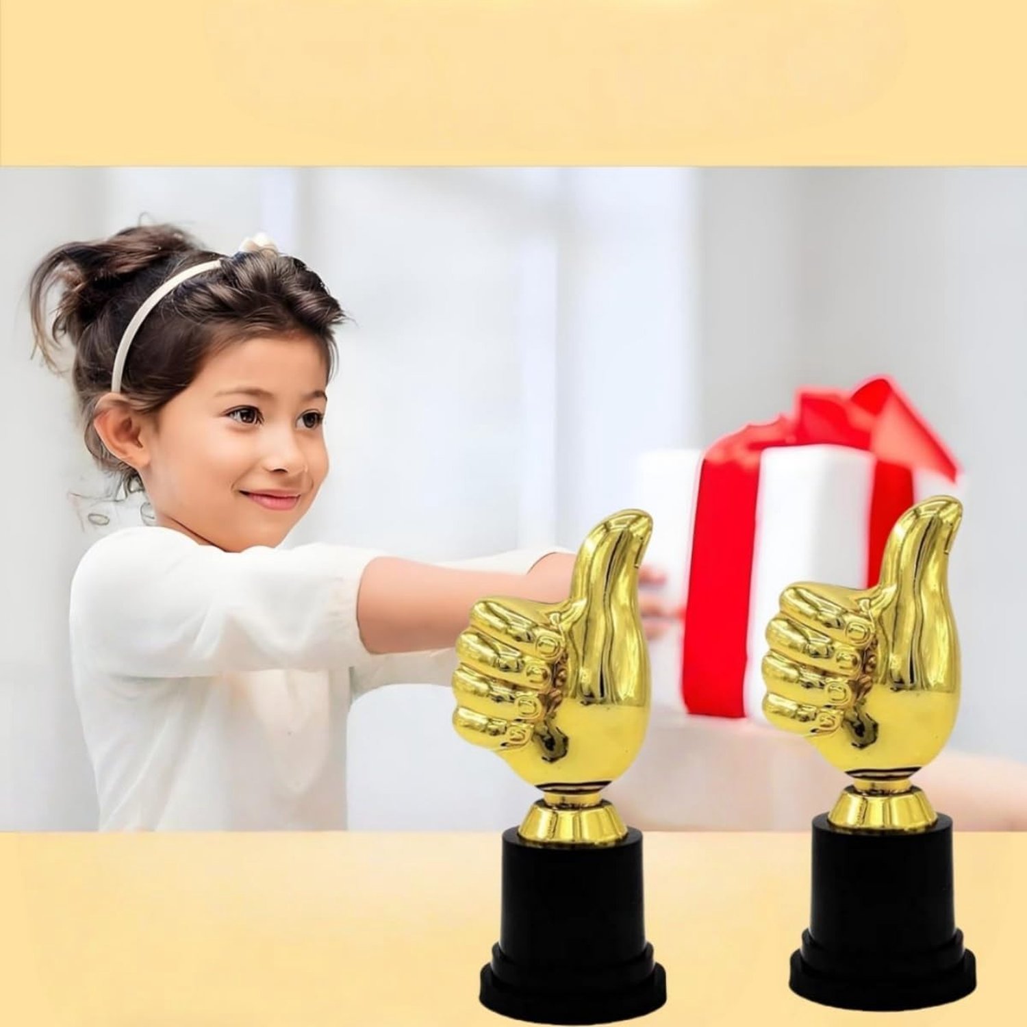 Twee plastic trofeeën als prijs voor kinderen, duimtrofee en medaille trofee voor sportprijzen en beloningen bij lessen en feestjes