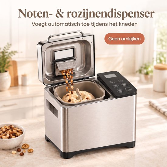Roestvrijstalen broodbakmachine met noten en rozijnen die in de bakpan vallen. Een kom met noten staat ernaast.