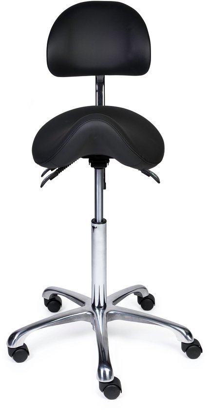 Zwarte ergonomische zadelkruk met rugleuning, verstelbare zithoogte en chromen onderstel met wielen.