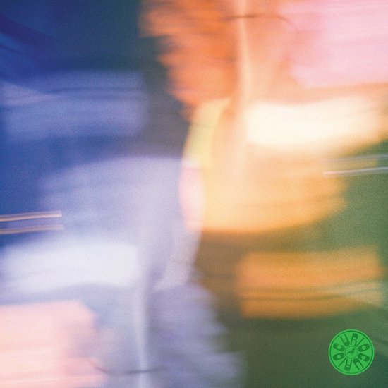 Abstracte, wazige kleuren en het logo "Curio Curio" in groen.