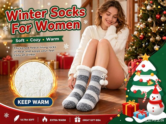 Vrouw draagt grijze wintersokken met sherpa-voering bij een kerstboom. Tekst: Winter Socks For Women.