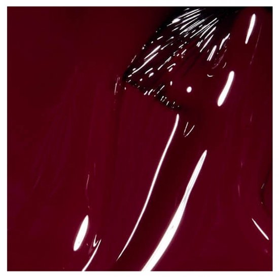 Close-up van donkerrode nagellak Malaga Wine met applicator.