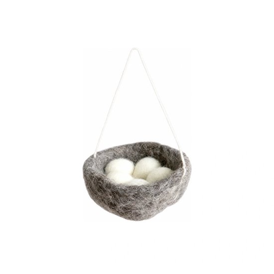 Grijze vilten hanger in de vorm van een nestje met witte eitjes erin, inclusief ophangkoord.