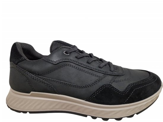 Buitenkant van zwarte ECCO veterschoen met suède neus en contrasterende beige zool.