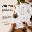 Handen tekenen een ontwerp van een modulaire schoenenkast met maten en details van de stevige verbindingen.